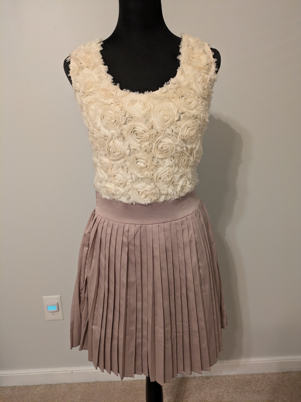 C. Luce Sleeveless Dress Size M Pleated Satin Skirt Cream Rosette Top 3D *FLAW*